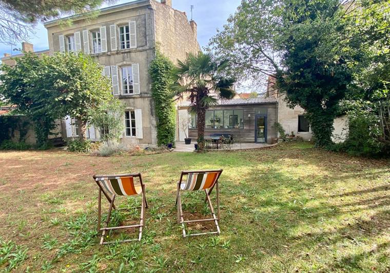 Maison 10 pièces 340 m² · à Niort · 340 m² · 643 000 €